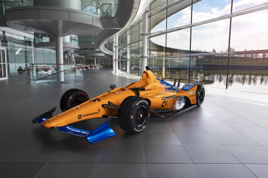 La McLaren ha svelato oggi la livrea della monoposto con cui Fernando Alonso parteciper alla prossima 500 Miglia di Indianapolis, il prossimo 26 maggio, cercando la vittoria con cui si aggiudicherebbe la Tripla Corona, il simbolico riconoscimento che spetta a chi  riuscito a vincere GP di Monaco di F.1, 24 Ore di Le Mans e Indy